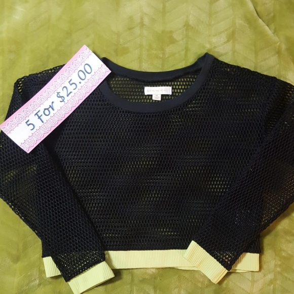 5/$25! Crop Mess Top with Green Trim - Picture 1 of 6